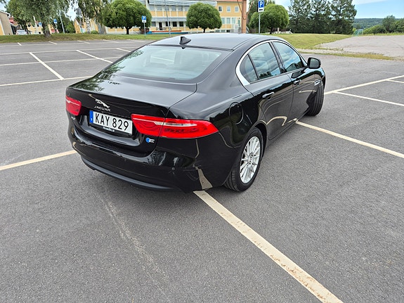 Jaguar XE 4 of 8