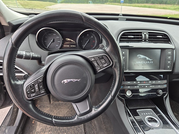 Jaguar XE 6 of 8