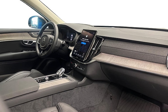 Volvo XC90 10 of 30