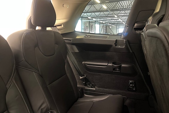 Volvo XC90 30 of 30