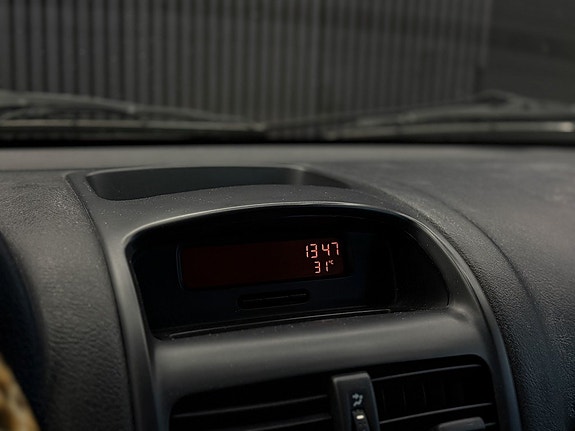 Renault Clio 17 of 18