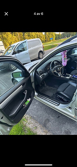 BMW 320i 4 of 6