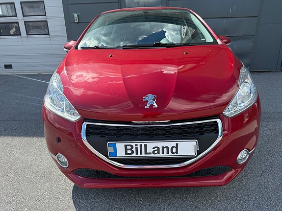 Peugeot 208 2 of 12