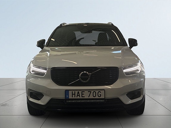 Volvo XC40 2 of 5