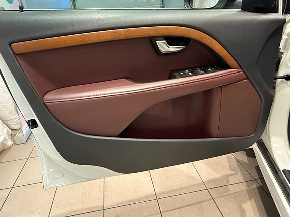 Volvo V70 7 of 12