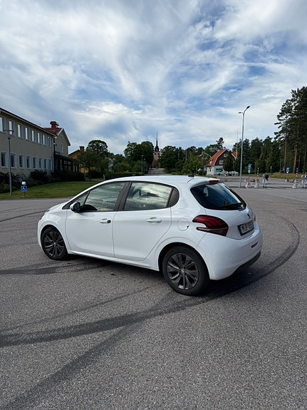 Peugeot 208 4 of 5