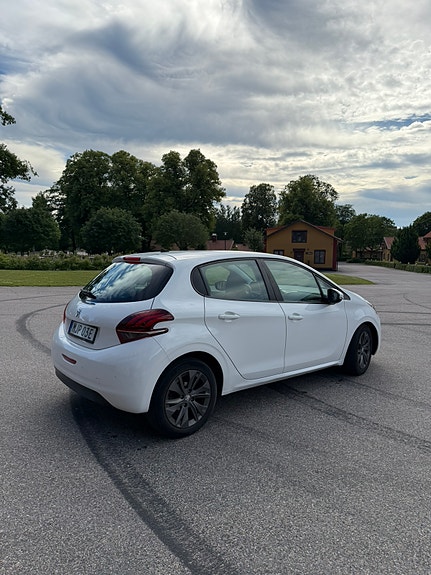 Peugeot 208 2 of 5