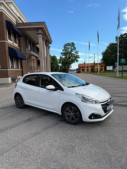 Peugeot 208 3 of 5