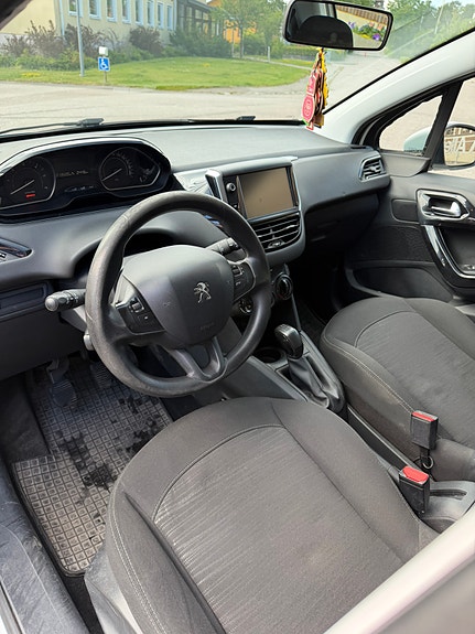 Peugeot 208 7 of 10