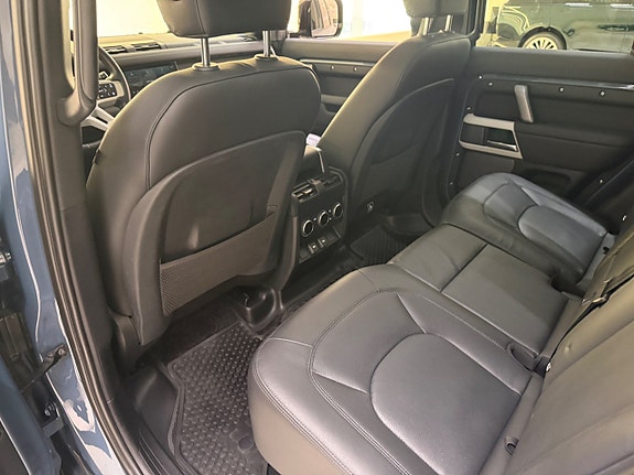 Land Rover Defender 110 17 of 23