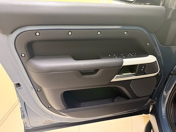 Land Rover Defender 110 10 of 23