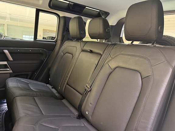 Land Rover Defender 110 18 of 23