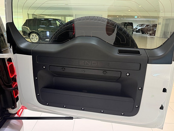 Land Rover Defender 110 21 of 23