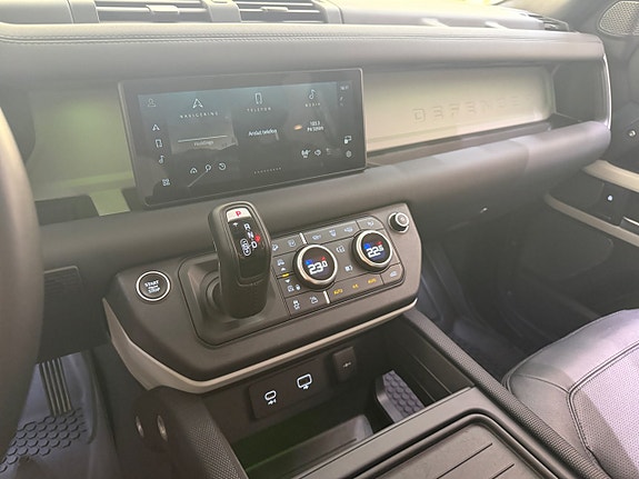 Land Rover Defender 110 13 of 23