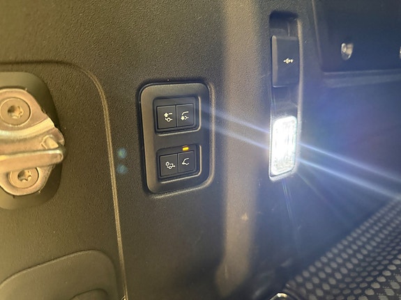Land Rover Defender 110 23 of 23