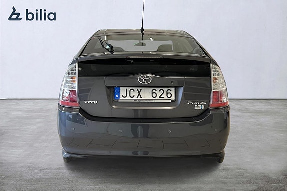 Toyota Prius 4 of 5