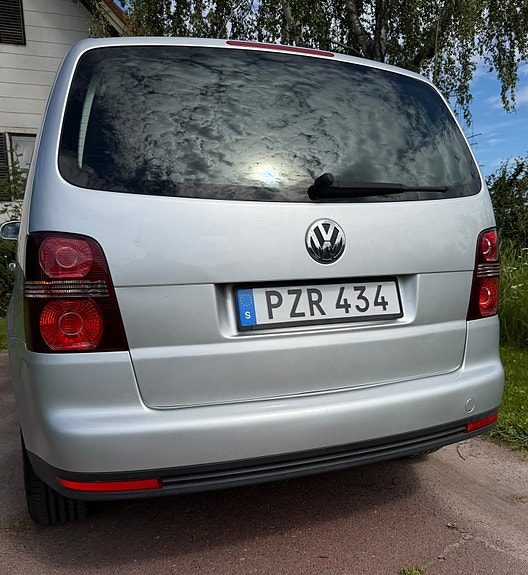 Volkswagen Touran 2 of 5