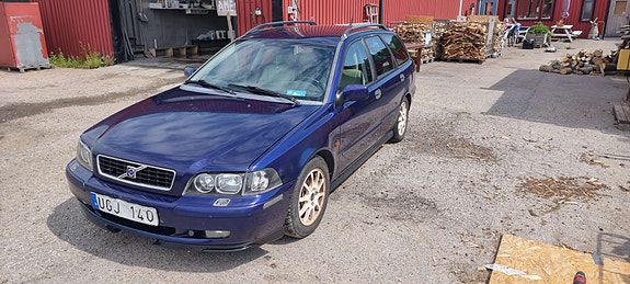Volvo V40 2 of 6