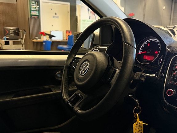 Volkswagen UP! 27 of 28