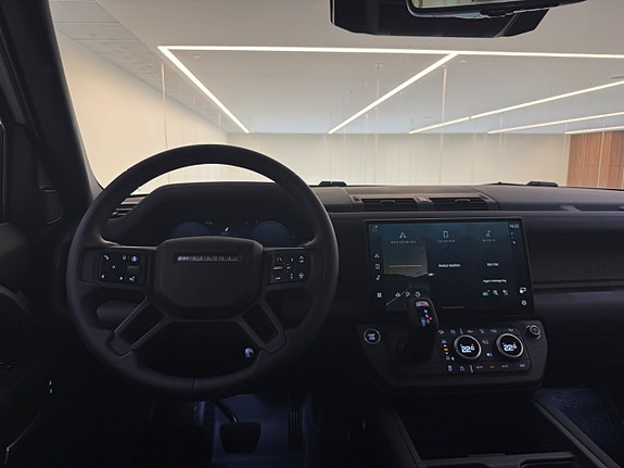 Land Rover Defender 110 12 of 24