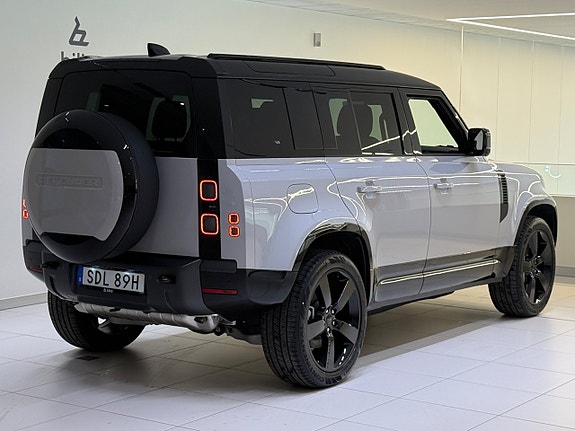 Land Rover Defender 110 4 of 5