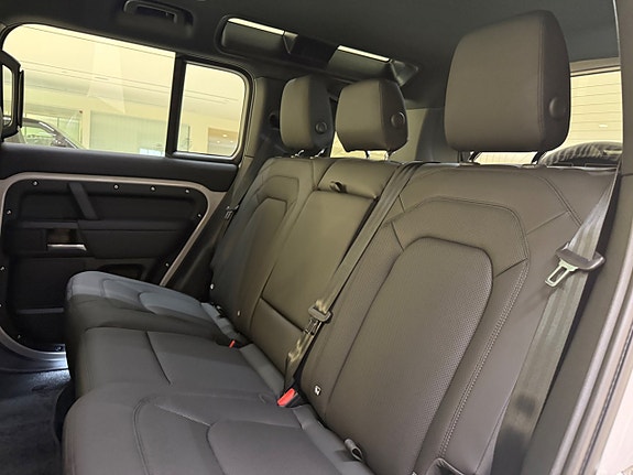 Land Rover Defender 110 19 of 24