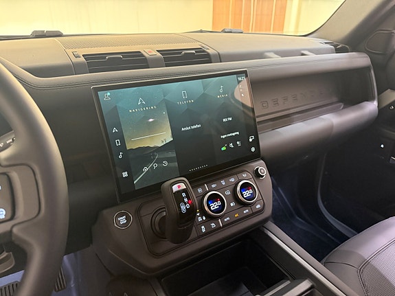 Land Rover Defender 110 13 of 24