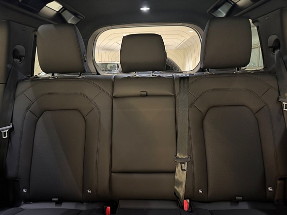 Land Rover Defender 110 17 of 24