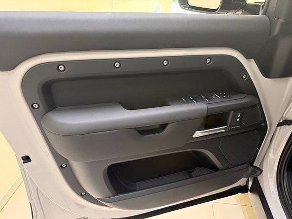 Land Rover Defender 110 10 of 24