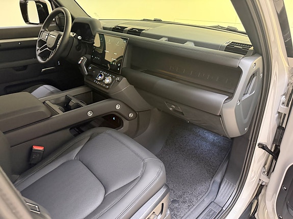 Land Rover Defender 110 21 of 24