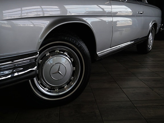 Mercedes-Benz 280 SE 17 of 21