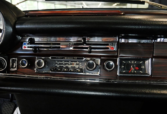 Mercedes-Benz 280 SE 12 of 21
