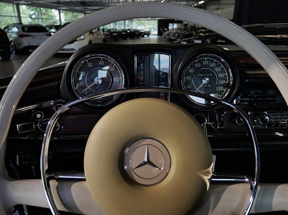 Mercedes-Benz 280 SE 10 of 21
