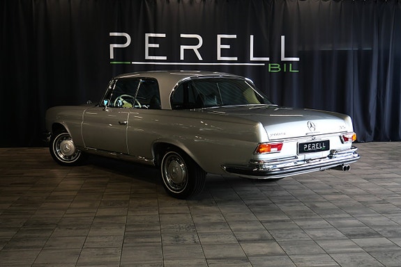 Mercedes-Benz 280 SE 2 of 5