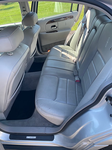 Lincoln Town Car 4 of 5