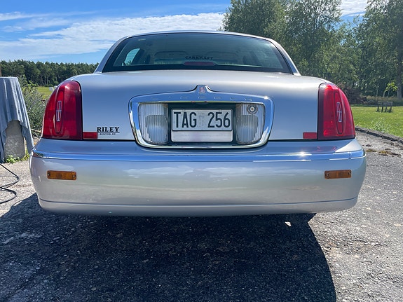 Lincoln Town Car 2 of 5