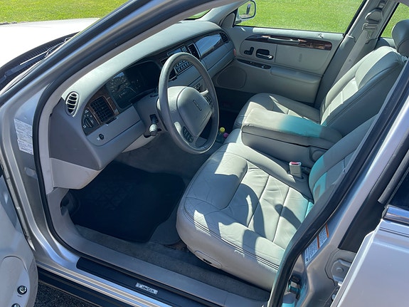 Lincoln Town Car 3 of 5