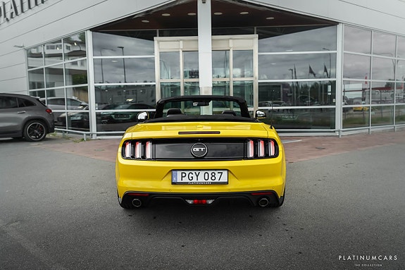 Ford Mustang 4 of 5