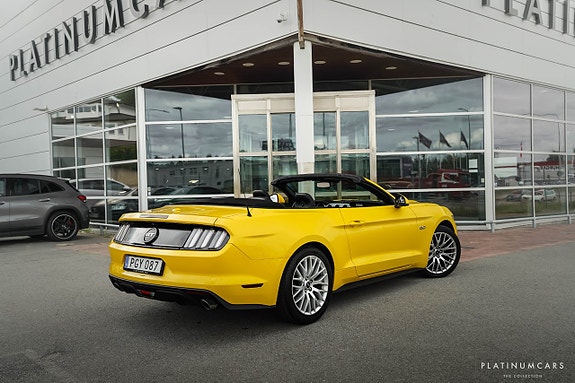 Ford Mustang 2 of 5