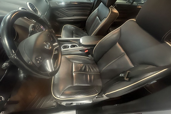 Mercedes-Benz ML350 7 of 13