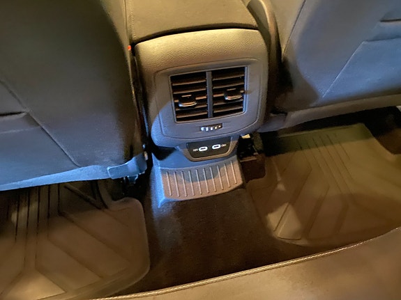 Volkswagen T-Roc 16 of 17