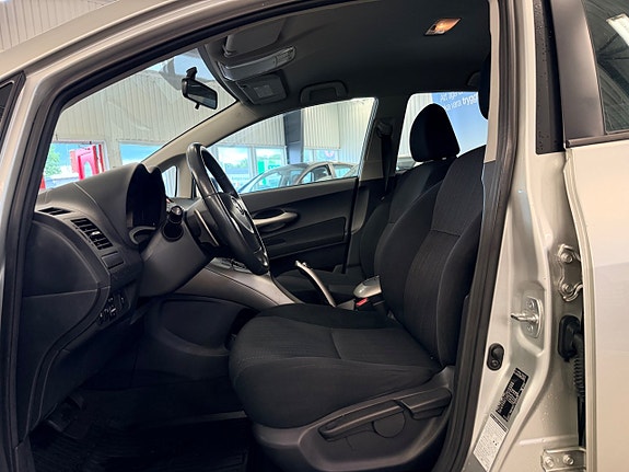Toyota Auris 8 of 16