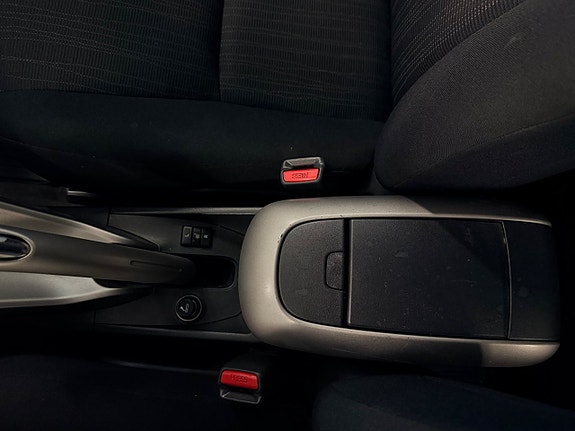 Toyota Auris 12 of 16