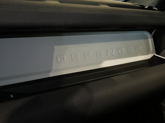 Land Rover Defender 90 19 of 23