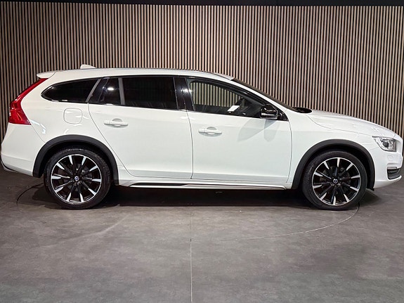 Volvo V60 Cross Country 3 of 5