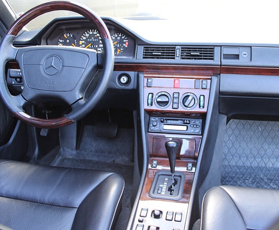 Mercedes-Benz E200 12 of 14
