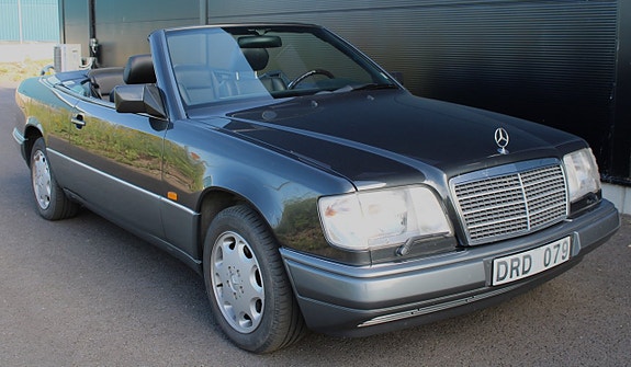 Mercedes-Benz E200 2 of 14