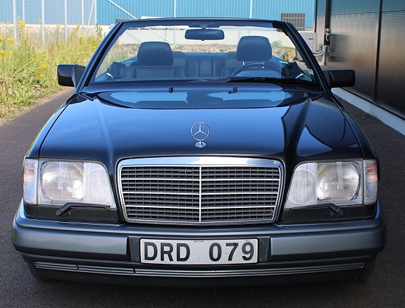 Mercedes-Benz E200 14 of 14