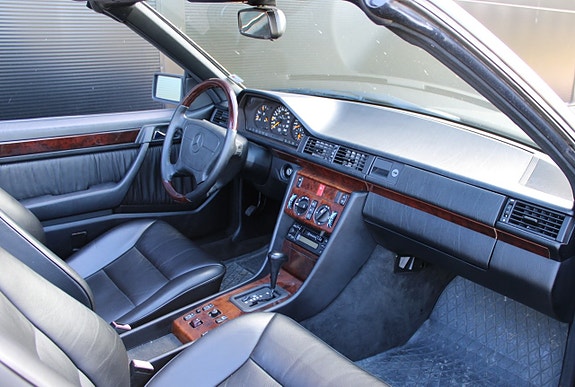 Mercedes-Benz E200 10 of 14
