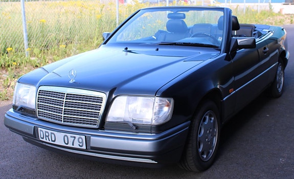 Mercedes-Benz E200 4 of 14